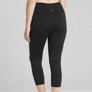 GapFit GFast Capri Cropped Black Leggings (Size XS)